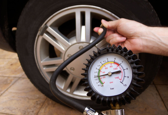 Рекомендуемое давление в шинах автомобиля - сколько качать?